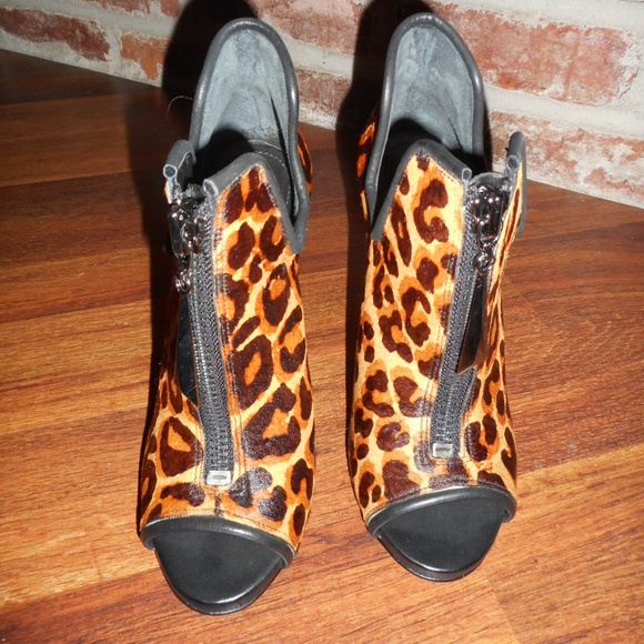 NIB Schutz Leopard heeled bootie, 8 - Picture 3 of 8